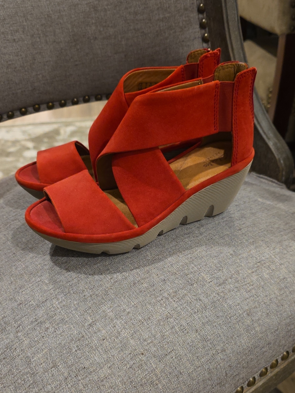 Clarks Red Suede-feel Women's Wedge Sandals Zipper Back Size 7